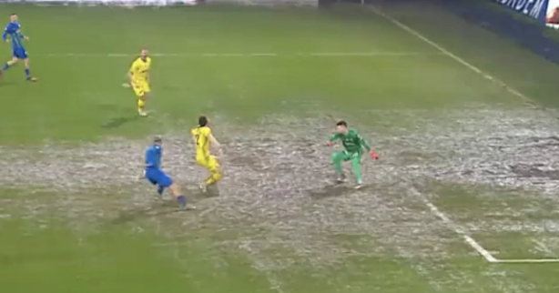 Foto - Rize’de "yuh artık" dedirten olay! Sahada maça damga vuran an! Saplanmasa çamura gol: Dikkat çeken görüntüler…