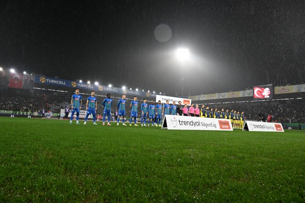 Foto - Rize’de "yuh artık" dedirten olay! Sahada maça damga vuran an! Saplanmasa çamura gol: Dikkat çeken görüntüler…