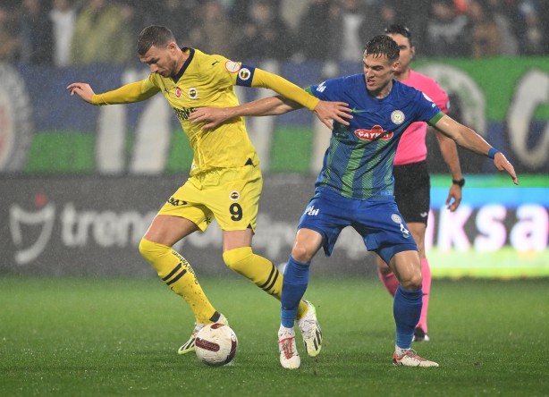 Foto - Rize’de "yuh artık" dedirten olay! Sahada maça damga vuran an! Saplanmasa çamura gol: Dikkat çeken görüntüler…