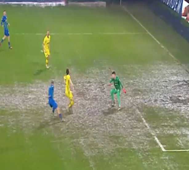 Rize’de "yuh artık" dedirten olay! Sahada maça damga vuran an! Saplanmasa çamura gol: Dikkat çeken görüntüler…