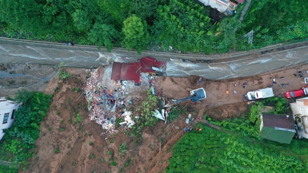 Foto - Rize'deki sel ve heyelandan yıkılan bina havadan görüntülendi