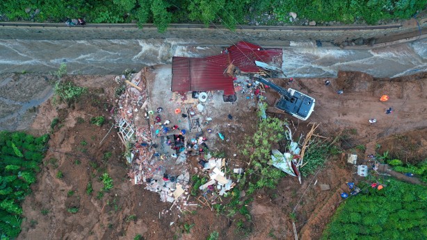 Foto - Rize'deki sel ve heyelandan yıkılan bina havadan görüntülendi