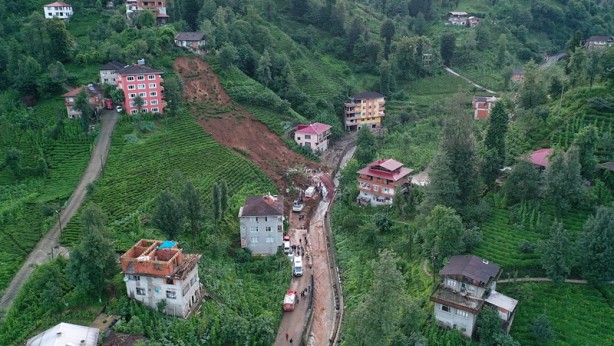 Foto - Rize'deki sel ve heyelandan yıkılan bina havadan görüntülendi