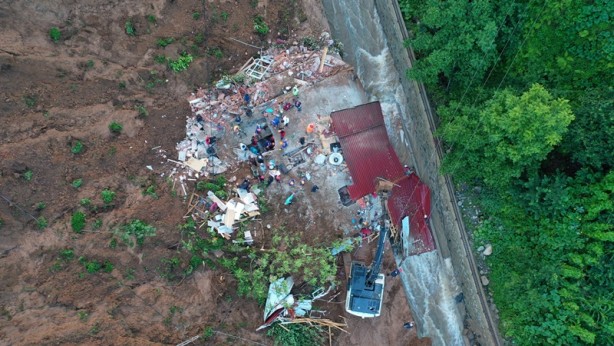 Foto - Rize'deki sel ve heyelandan yıkılan bina havadan görüntülendi