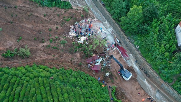 Foto - Rize'deki sel ve heyelandan yıkılan bina havadan görüntülendi