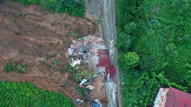 Foto - Rize'deki sel ve heyelandan yıkılan bina havadan görüntülendi