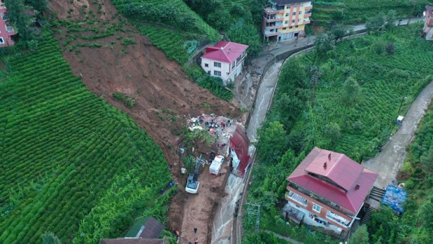 Foto - Rize'deki sel ve heyelandan yıkılan bina havadan görüntülendi