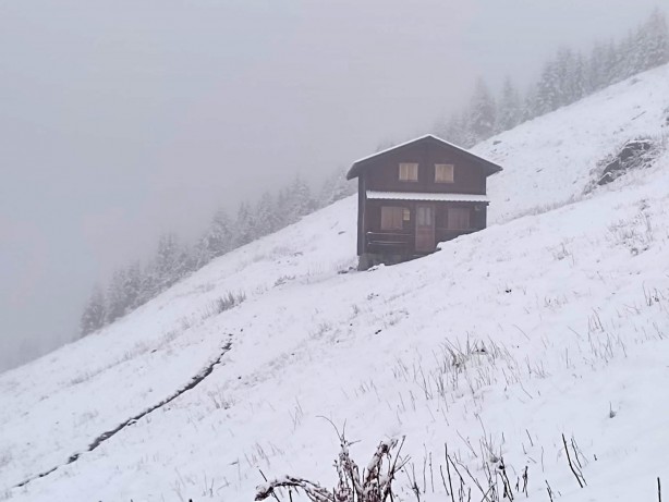 Foto - Rize'den sürpriz görüntüler! Kar yağışı beyaza bürüdü