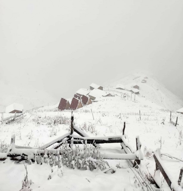 Foto - Rize'den sürpriz görüntüler! Kar yağışı beyaza bürüdü