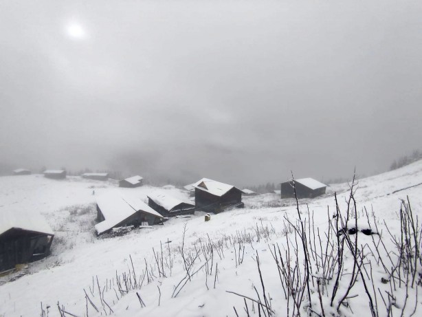 Foto - Rize'den sürpriz görüntüler! Kar yağışı beyaza bürüdü
