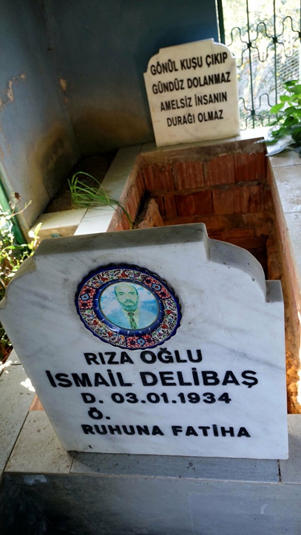 Foto - Rizeli inşaat ustası 32 yıl önce kazdığı mezara defnedildi