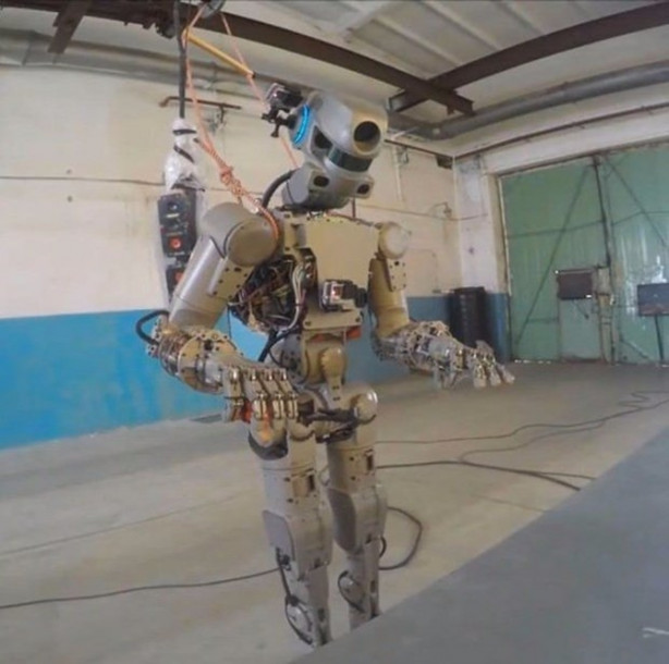 Foto - Robot asker görücüye çıktı