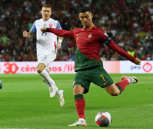 Foto - Ronaldo’dan edepsizlik fışkırdı! Tüm dünya bu rezilliği konuşacak! Araplar duyurdu: Ronaldo depremi: Her an futbolu artık iflas edebilir…