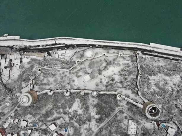 Rumeli Hisarı’nda göz dolduran kar manzaraları