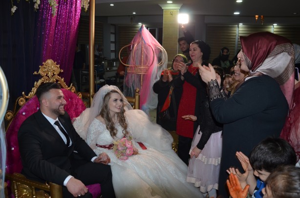 Rus kadın tatil için geldiği Türkiye'de Müslüman olup Türk gençle evlendi!