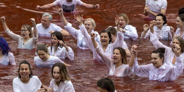 Foto - Rus Konsolosluğu önünde ilginç protesto! 'Kan gölü'nde yüzdüler: Putin Lahey seni bekliyor