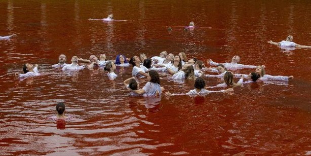 Foto - Rus Konsolosluğu önünde ilginç protesto! 'Kan gölü'nde yüzdüler: Putin Lahey seni bekliyor