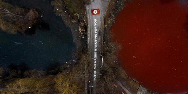 Foto - Rus Konsolosluğu önünde ilginç protesto! 'Kan gölü'nde yüzdüler: Putin Lahey seni bekliyor