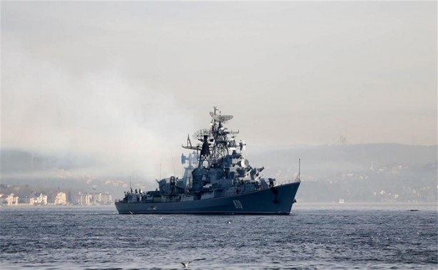 Rus savaş gemisi İstanbul Boğazı'ndan geçti