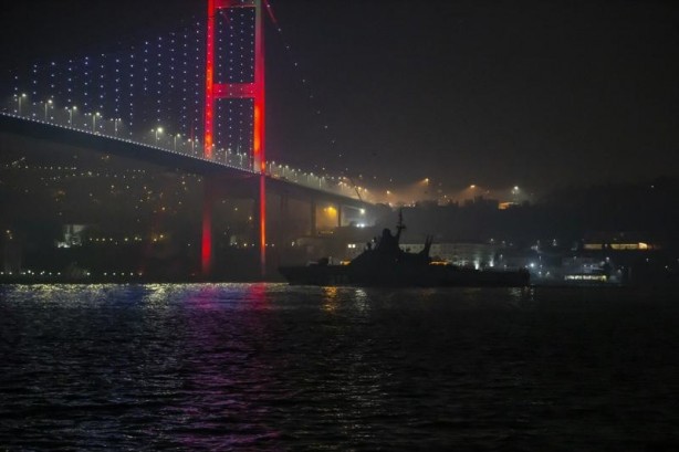 Foto - Ukrayna gerilimi sürerken Rus savaş gemisi İstanbul'dan Karadeniz'e açıldı