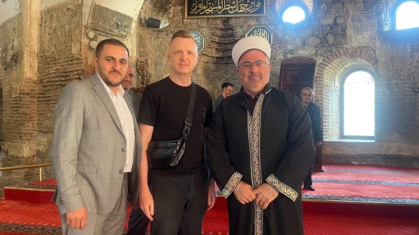 Rus turist saniyeler içinde karar verdi! Ezan sesinden etkilendi Müslüman oldu