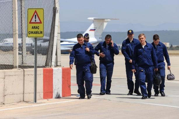 Rus uçaklarının ikmali İzmir'de görüntülendi