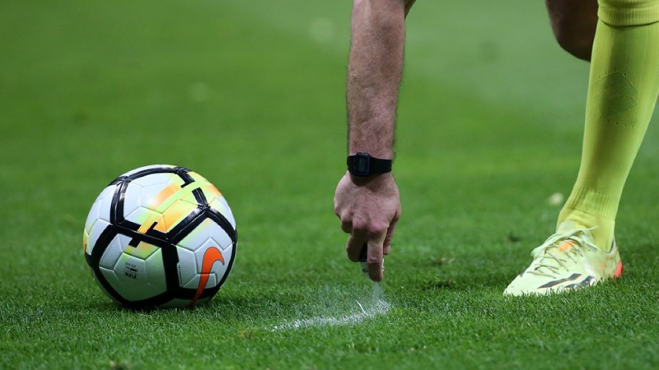 Rusça konuşan Ukraynalı futbolcuya hakem bakın ne yaptı!