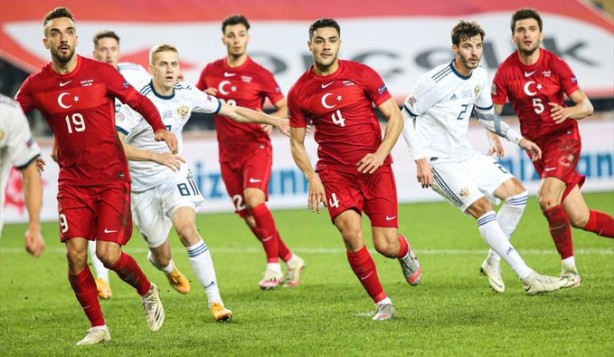 Foto - Ruslar Türkiye yenilgisini hazmedemedi! Türk futbolcuya ateş püskürdüler