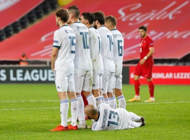 Foto - Ruslar Türkiye yenilgisini hazmedemedi! Türk futbolcuya ateş püskürdüler