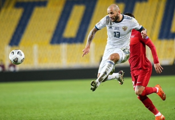 Foto - Ruslar Türkiye yenilgisini hazmedemedi! Türk futbolcuya ateş püskürdüler