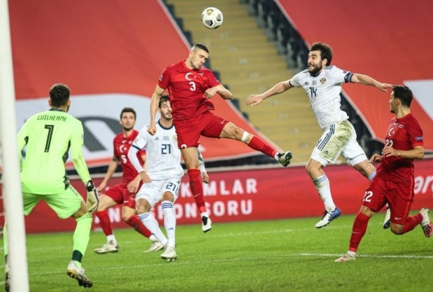 Foto - Ruslar Türkiye yenilgisini hazmedemedi! Türk futbolcuya ateş püskürdüler
