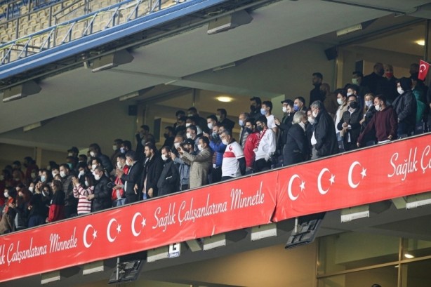 Foto - Ruslar Türkiye yenilgisini hazmedemedi! Türk futbolcuya ateş püskürdüler