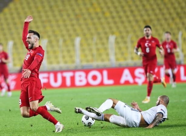 Foto - Ruslar Türkiye yenilgisini hazmedemedi! Türk futbolcuya ateş püskürdüler