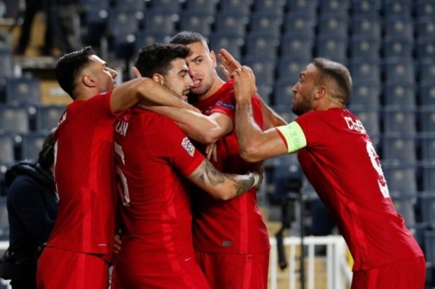 Foto - Ruslar Türkiye yenilgisini hazmedemedi! Türk futbolcuya ateş püskürdüler