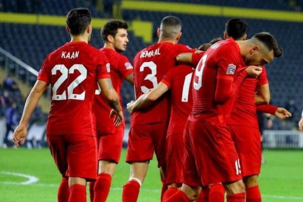 Ruslar Türkiye yenilgisini hazmedemedi! Türk futbolcuya ateş püskürdüler