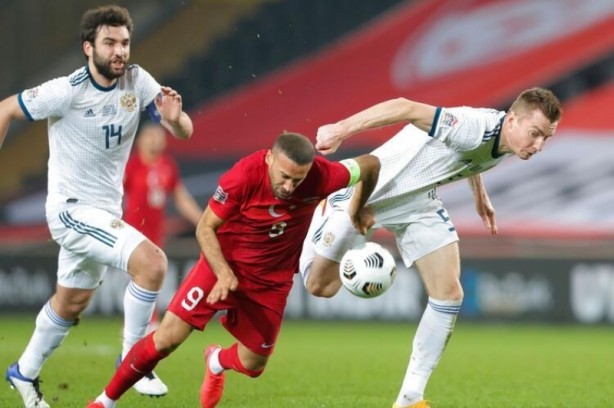 Foto - Ruslar Türkiye yenilgisini hazmedemedi! Türk futbolcuya ateş püskürdüler