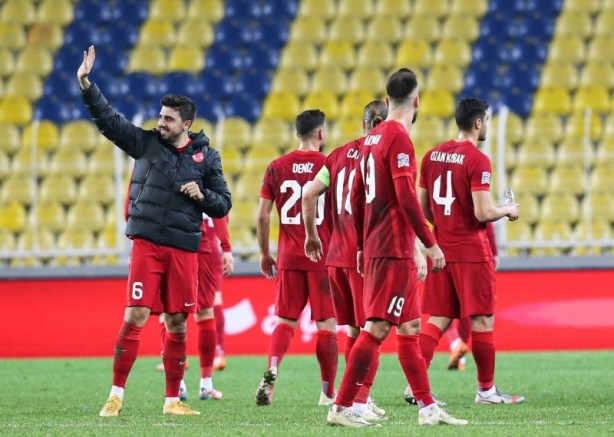 Foto - Ruslar Türkiye yenilgisini hazmedemedi! Türk futbolcuya ateş püskürdüler
