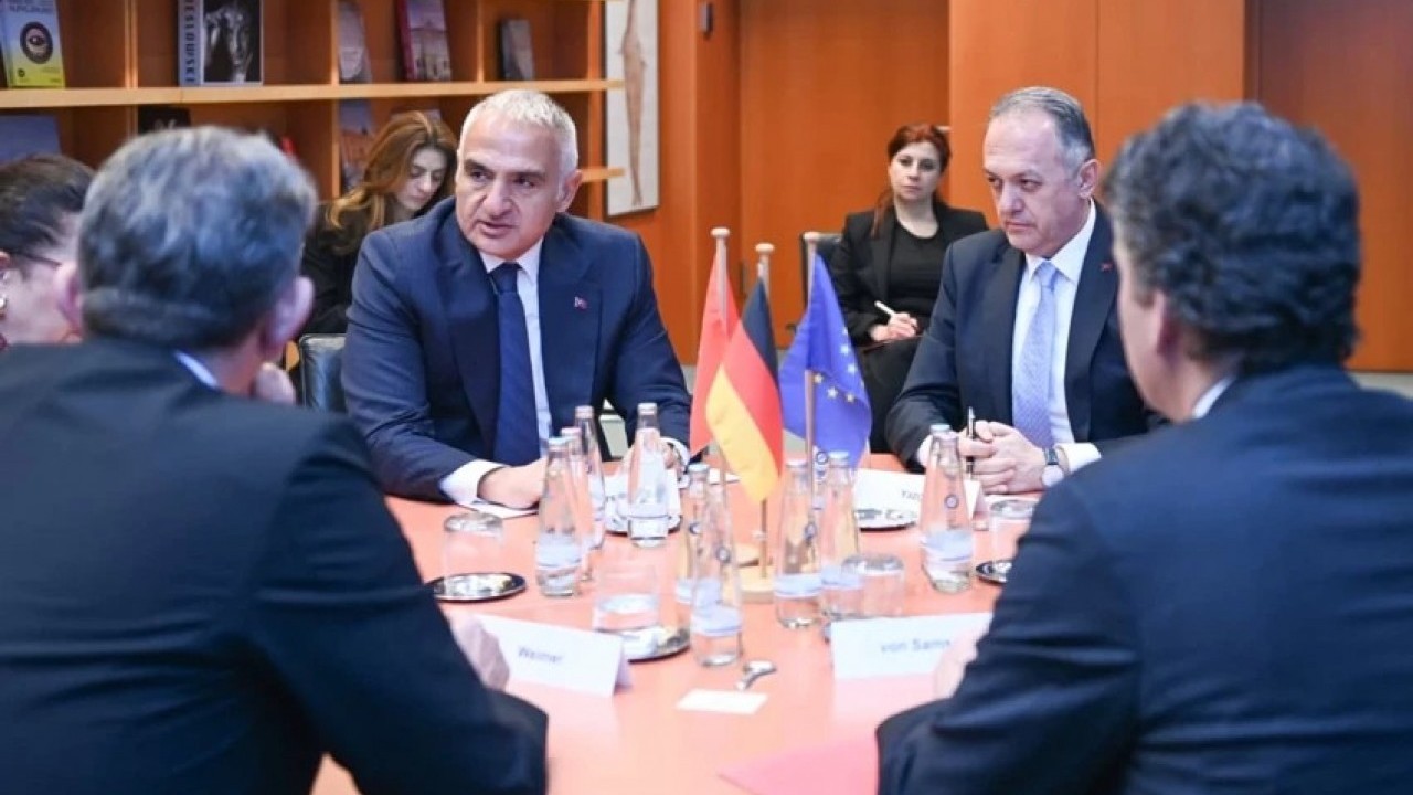 Ruslardan sonra Türkiye'yi en çok onlar ziyaret etmişti! Bakan Ersoy'dan kritik görüşme