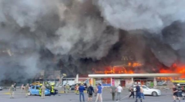 Foto - Rusya, Ukrayna'da alışveriş merkezini vurdu! 