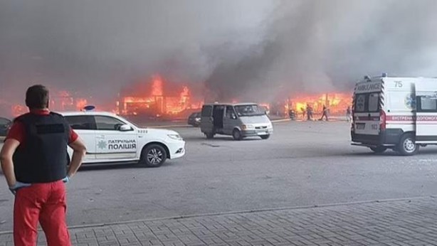 Foto - Rusya, Ukrayna'da alışveriş merkezini vurdu! 