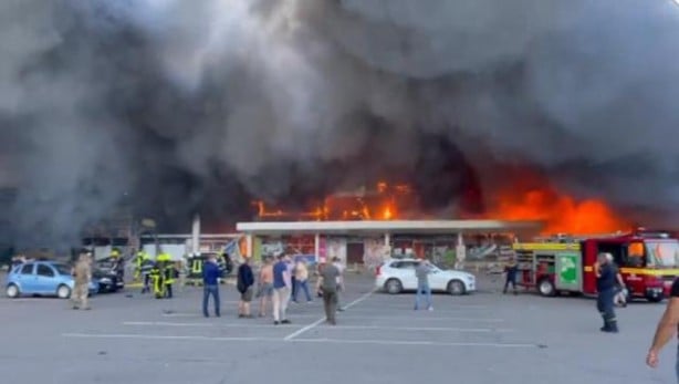 Rusya, Ukrayna'da alışveriş merkezini vurdu! 