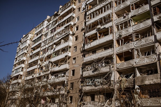 Rusya bir apartmanı daha vurdu! Ölüler var