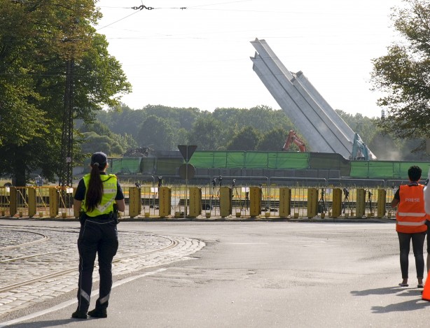 Rusya buna ne diyecek? 79 metrelik anıt yerle bir