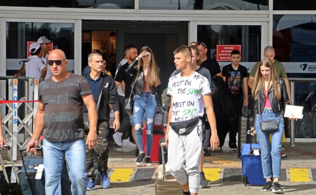 Foto - Rusya'daki seferberlik sonrası Türkiye'ye akın başladı! Ek seferler konuldu