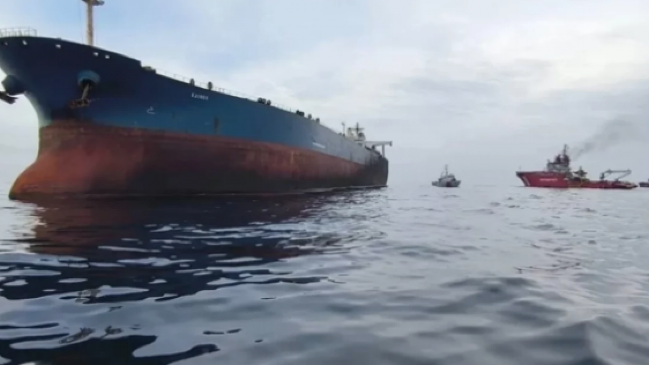 Saldırıya uğrayan 'MIDVOLGA-2' isimli gemi Sinop açıklarında bekliyor