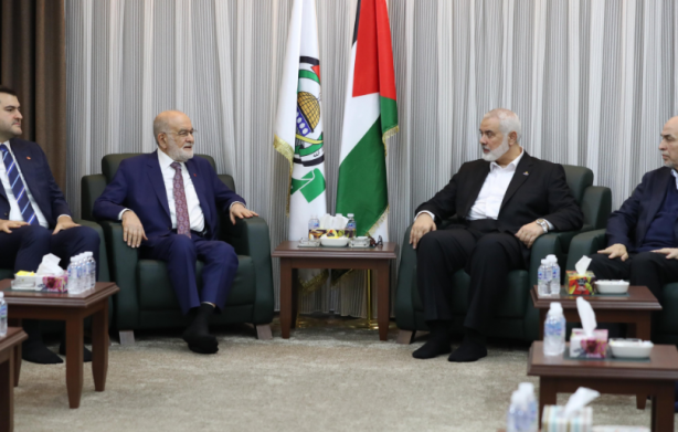 Foto - Saadet Partililer, Temel Karamollaoğlu utanın! Ayeti herkesin önünde yırttılar