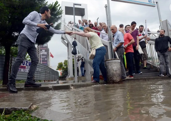 Foto - Saat verildi! İstanbul'u sağanak yeniden vuracak! Hafta sonu planınız varsa iptal edin