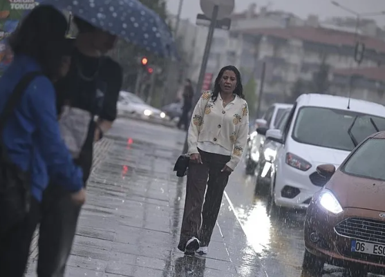 Foto - Saat verildi! İstanbul'u sağanak yeniden vuracak! Hafta sonu planınız varsa iptal edin