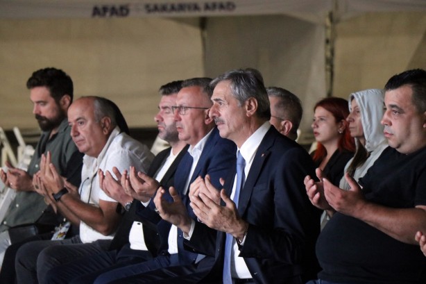 Saatler 03.02’de eller semaya açıldı