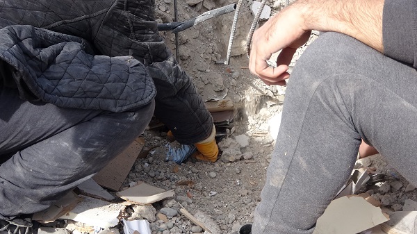 Foto - Saatlerce tek tek aradı | Enkazdan camları bakın ne için topladı!